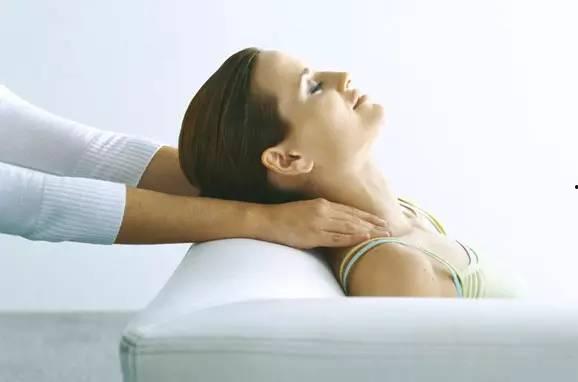 成人捏颈椎手法图解视频,成人捏颈椎手法图解视频精华解析