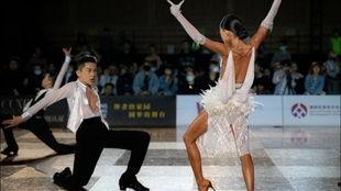 成人拉丁伦巴造型视频,跟随视频学习成人舞姿风采